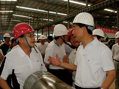 原湖南省省委常委、常務副省長于來山視察生產車間時與彭琪董事長親切交談
